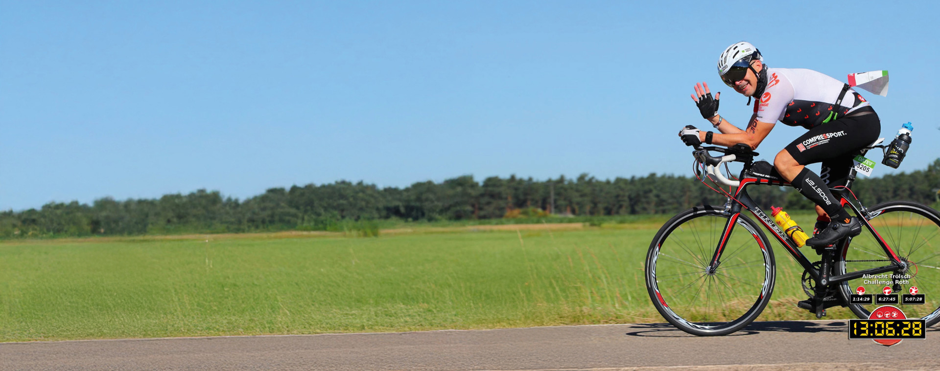 Triathlet Albrecht Trölsch bei der Challenge Roth - professionelles Zeitfahren im Triathlon-Wettkampf Albrecht Trölsch beim Challenge Roth Triathlon auf Rennrad in Aerodynamik-Position
